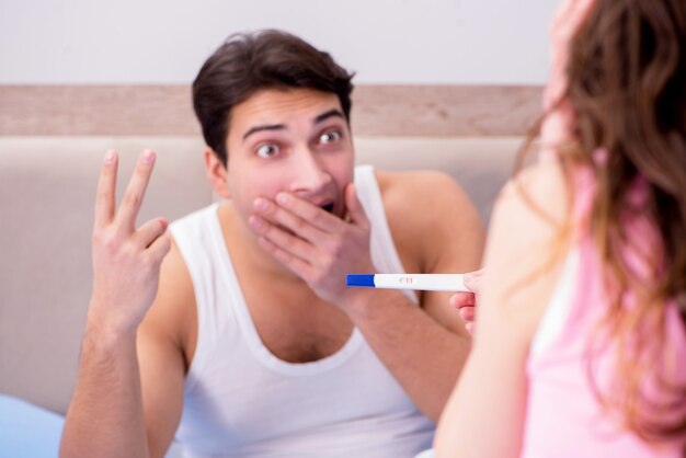 Man man boos over de resultaten van de zwangerschapstest Premium Foto