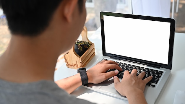 Man met mockup laptopcomputer met leeg scherm. Premium Foto