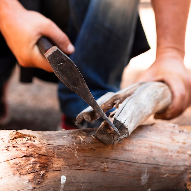 Man snijden hout met bijl Gratis Foto