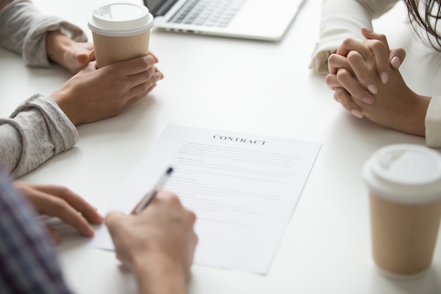 Man zet handtekening op contract, klanten ondertekenen document concept, close-up Gratis Foto
