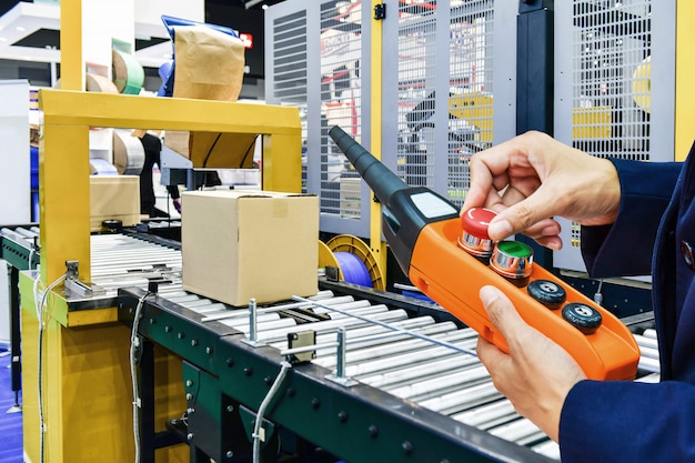 Manager check en control automatisering kartonnen dozen op transportband in distributiemagazijn. Premium Foto