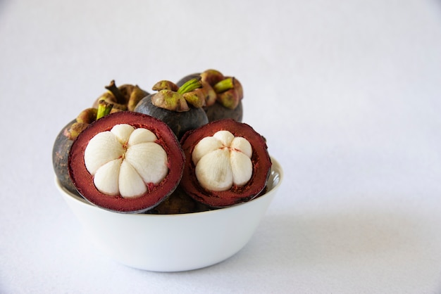 Mangosteen thaise populaire vruchten - een tropisch fruit met zoete, sappige witte segmenten van vlees in een dikke roodachtig bruine korst. Gratis Foto