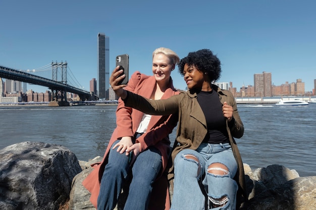 Groenten Fonetiek gelei Medium shot vrouwen die selfie maken in new york | Gratis Foto