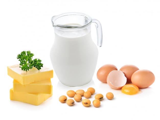 Melk, sojabonen, boter en ei op witte achtergrond Premium Foto
