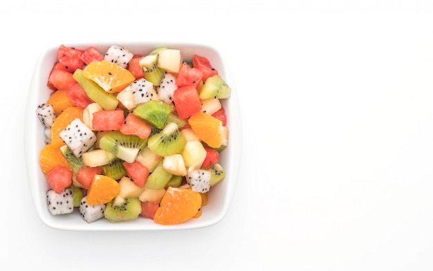 Meng gesneden fruit (sinaasappel, drakenfruit, watermeloen, ananas, kiwi) Premium Foto