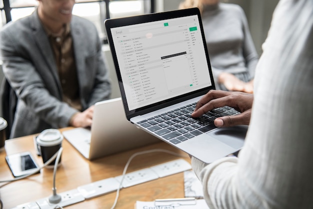 Mens die zijn e-mail op laptop controleert Gratis Foto