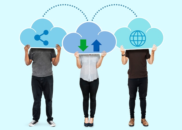 Mensen met cloud-netwerkopslagsymbolen Gratis Foto
