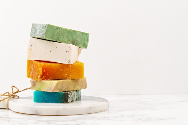 Met de hand gemaakte natuurlijke zeep, milieuvriendelijke spa, schoonheid skincare concept. . zeep- en droogshampoo repen verpakt in plasticvrij Premium Foto