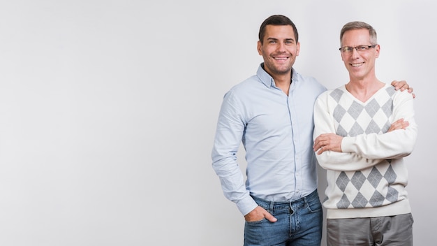 Middelgroot schot van vader en zoon met exemplaar-ruimte Gratis Foto
