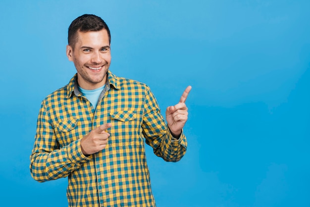 Middellange geschotene smileymens die met exemplaarruimte richten Gratis Foto