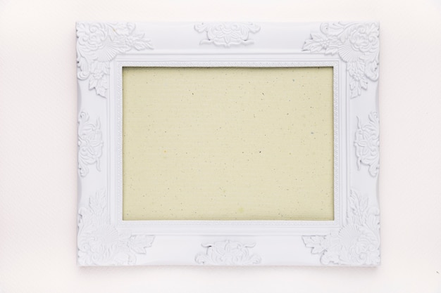 Mintgroen kader met witte bloemen houten die grens op witte achtergrond wordt geïsoleerd Gratis Foto