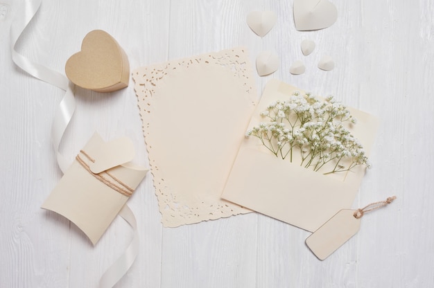 Mockup brief met een pensil en geschenkdoos voor wenskaart st. valentijnsdag in rustieke stijl Premium Foto