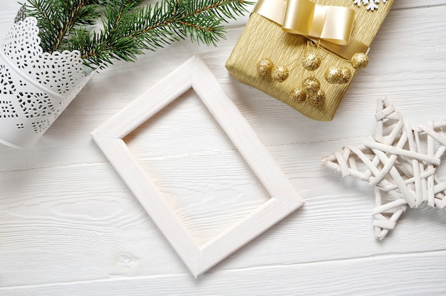Mockup kerst wit frame met boom en gouden lint en een cadeau Premium Foto