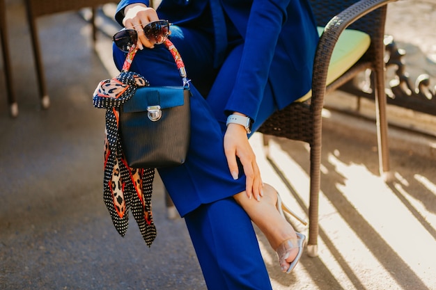 kompas Pessimist Schaken Modedetails en accessoires van elegante vrouw gekleed in blauw pak | Gratis  Foto
