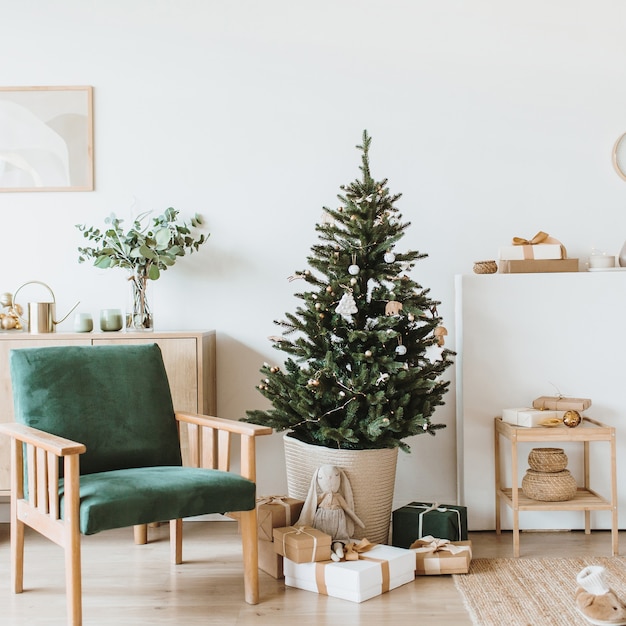 annuleren repertoire hun Modern interieur woonkamer met kerstversiering, speelgoed, geschenken,  dennenboom | Premium Foto