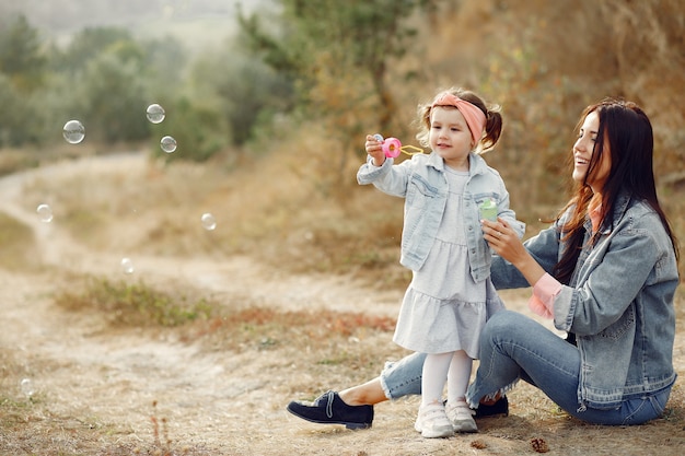 Moeder met kleine dochter die op een gebied speelt Gratis Foto