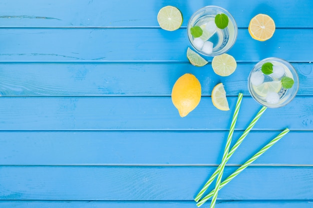Mojito-cocktails in glazen met citrusvruchten op tafel Gratis Foto
