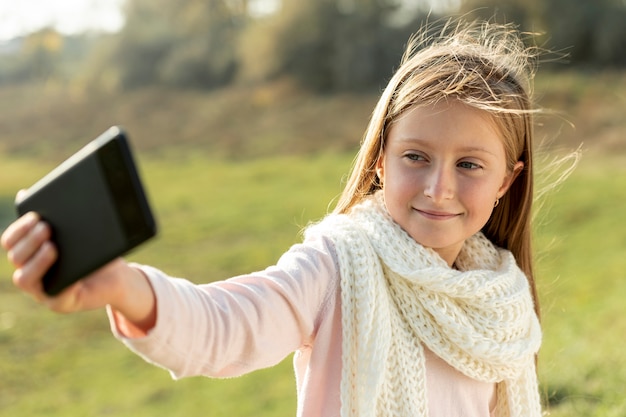 Mooi Blond Meisje Dat Een Selfie Neemt Gratis Foto