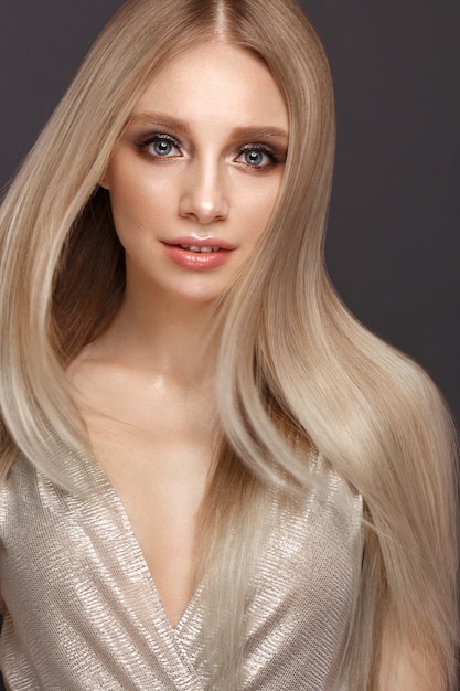 zwaartekracht verdamping vlam Mooi blond meisje in beweging met perfect glad haar en klassieke make-up |  Premium Foto