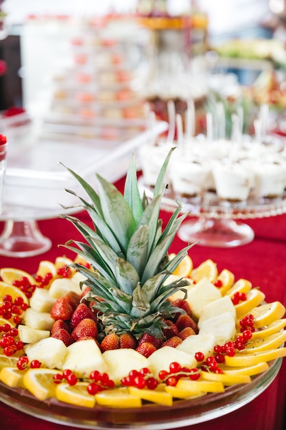 Mooi fruit voor het decoreren van een zoete tafel Gratis Foto