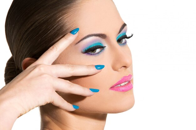 Mooi meisje met kleurrijke make-up Gratis Foto