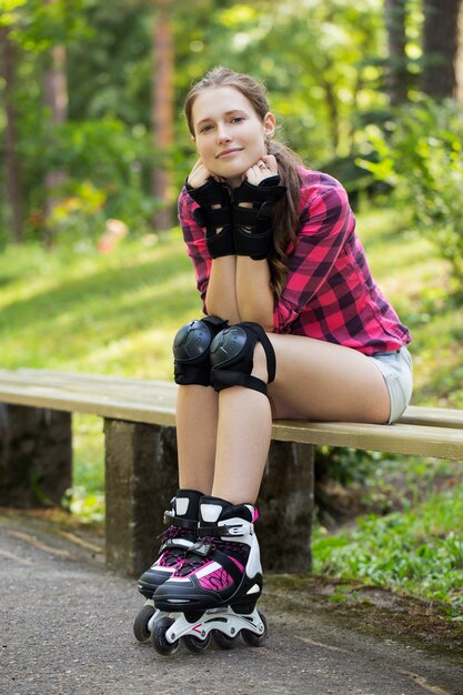 Mooi meisje op rollerblades Gratis Foto