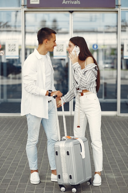 Mooi paar dat zich dichtbij de luchthaven bevindt Gratis Foto