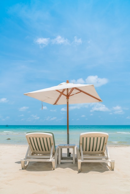 Mooi Strand Stoelen Met Parasol Op Tropische Wit Zand Beac Gratis Foto