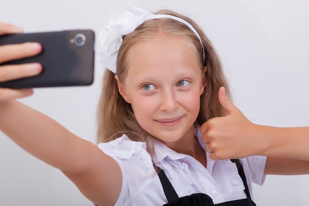 Mooi tienermeisje dat selfies met haar smartphone neemt Gratis Foto