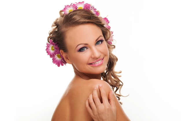 Mooie blanke vrouw met bloemen in haar Gratis Foto