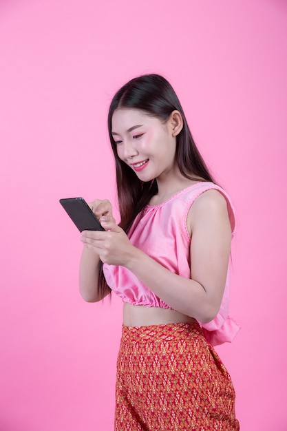 Mooie Vrouw Die Een Smartphone Op Een Roze Ac