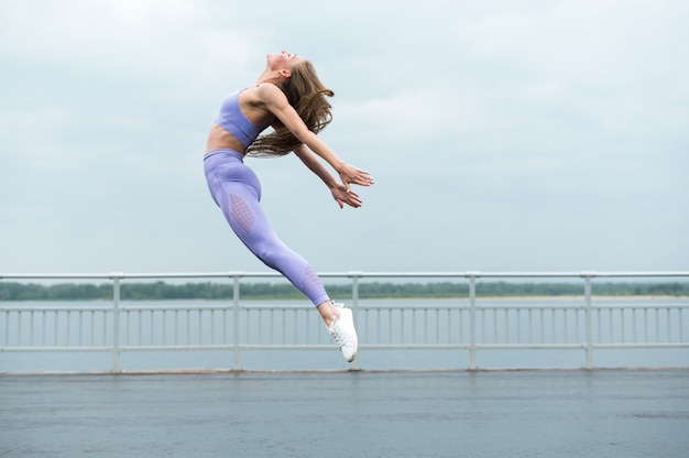 Mooie vrouw die lang schot springt Gratis Foto