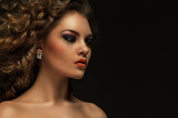 Mooie vrouw met krullen en make-up Gratis Foto