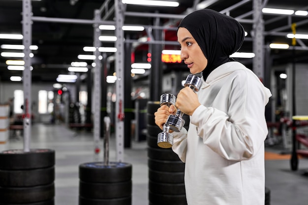 Moslim vrouwelijke bokser in hijab witte sportkleding staande in