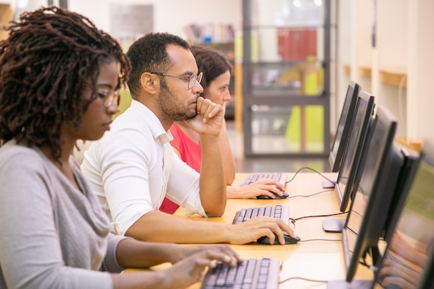 Multiraciale groep studenten die in computerklas opleiden Gratis Foto