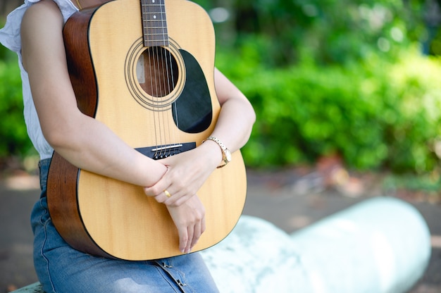 Muzikantenhanden en akoestische gitaren, muziekinstrumenten met zeer goed geluid Premium Foto