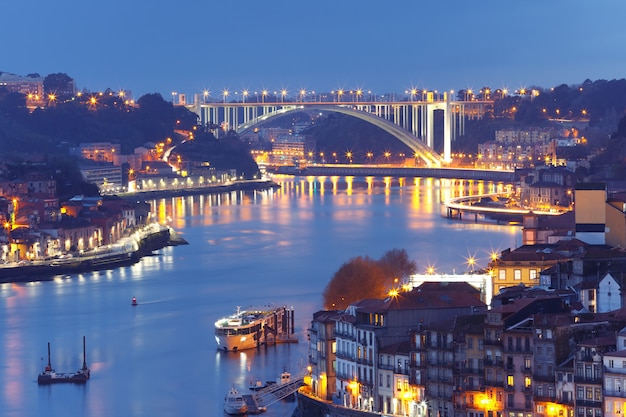 Nacht Oude Stad En Rivier De Douro In Porto, Portugal. | Premium Foto