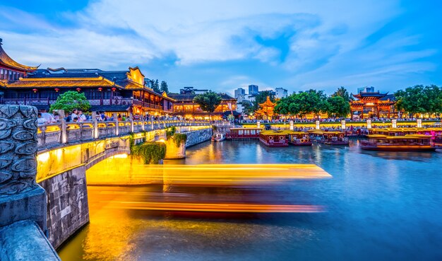 Nacht uitzicht op de oude architecturale rivier in nanjing Premium Foto