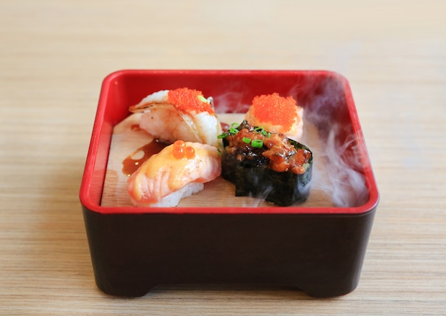 Nami-sushireeks die met koude gerookt op houten lijst wordt gediend. traditioneel japans eten. Premium Foto