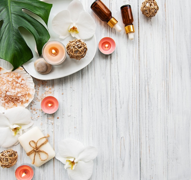 Natuurlijke kuuroordingrediënten met orchideebloemen Premium Foto