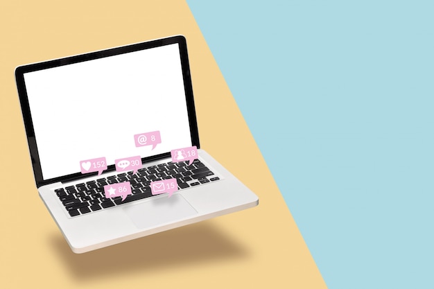 Notebook computer laptop met leeg wit scherm met kennisgeving iconen van sociale media Premium Foto