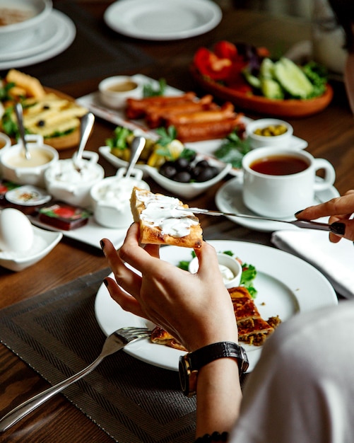 Ontbijt met verschillende gerechten op tafel Gratis Foto