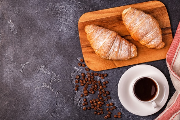 https://image.freepik.com/vrije-photo/ontbijt-met-verse-croissants-jus-d-orange-en-koffie_266870-2223.jpg