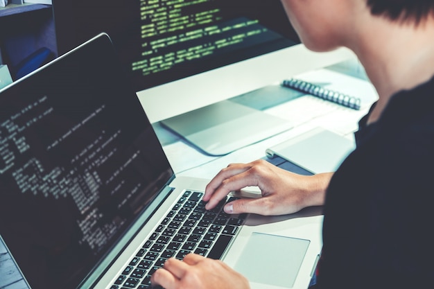 Ontwikkelen van programmeur ontwikkeling website ontwerp en coderingstechnologieën Premium Foto