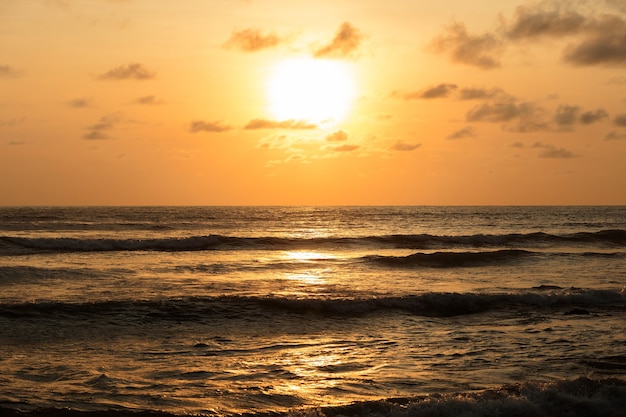 Oranje zonsondergang op zee | Premium Foto