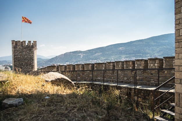 Oud kasteel met de vlag van macedonië erop, omringd door ...