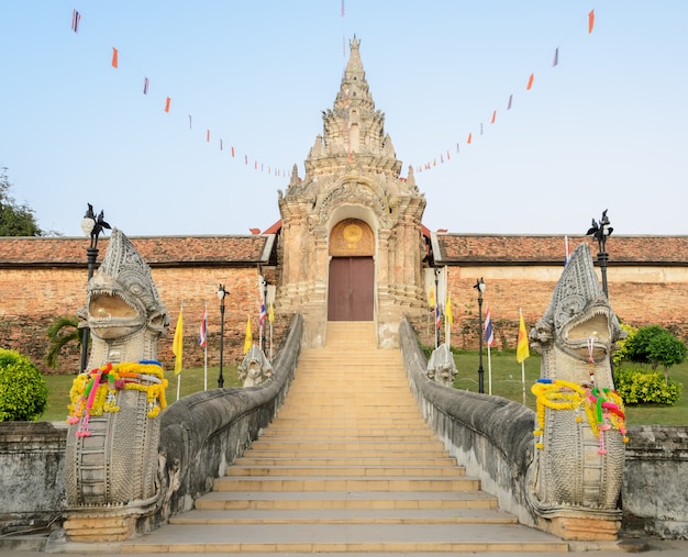Oude tempel van wat phra that lampang luang in thailand Premium Foto