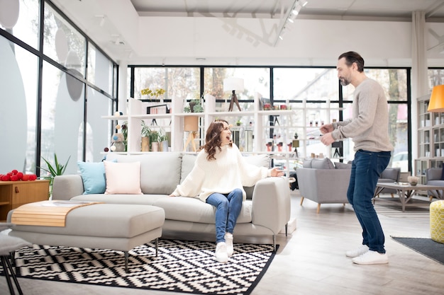 Paar bespreken meubelmodellen een moderne meubelwinkel | Premium Foto