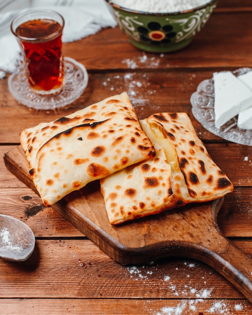 Pannenkoeken met vlees op een houten bord Gratis Foto