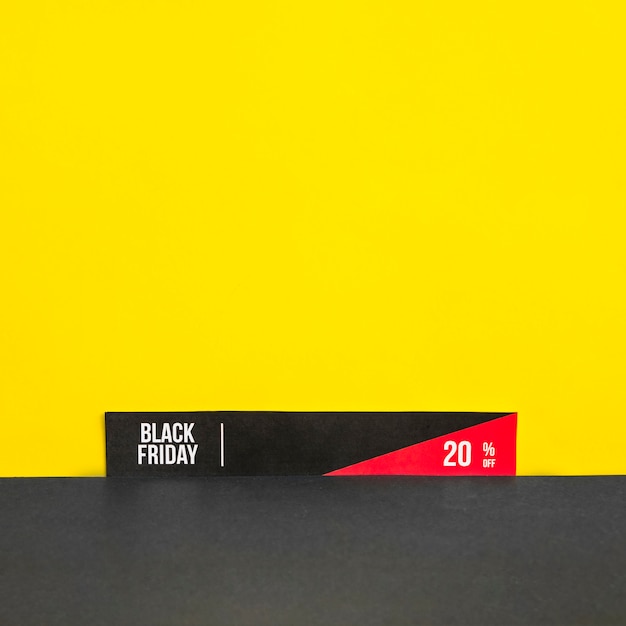 Papier met black friday-inscriptie op gele achtergrond Gratis Foto